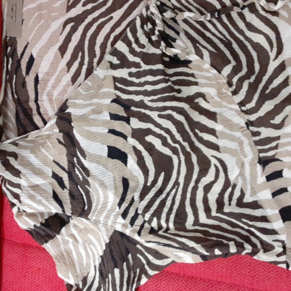 Plus size Ladies Animal print Blouse - Picture 3 of 4